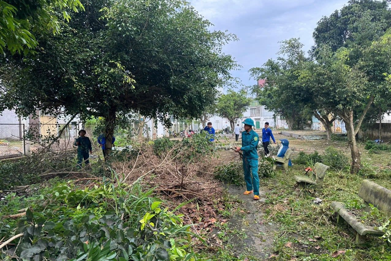 Tân Hội cắt tỉa cây tại công viên cây xanh của xã, thu gom rác tại tuyến đường thanh niên tự quản
