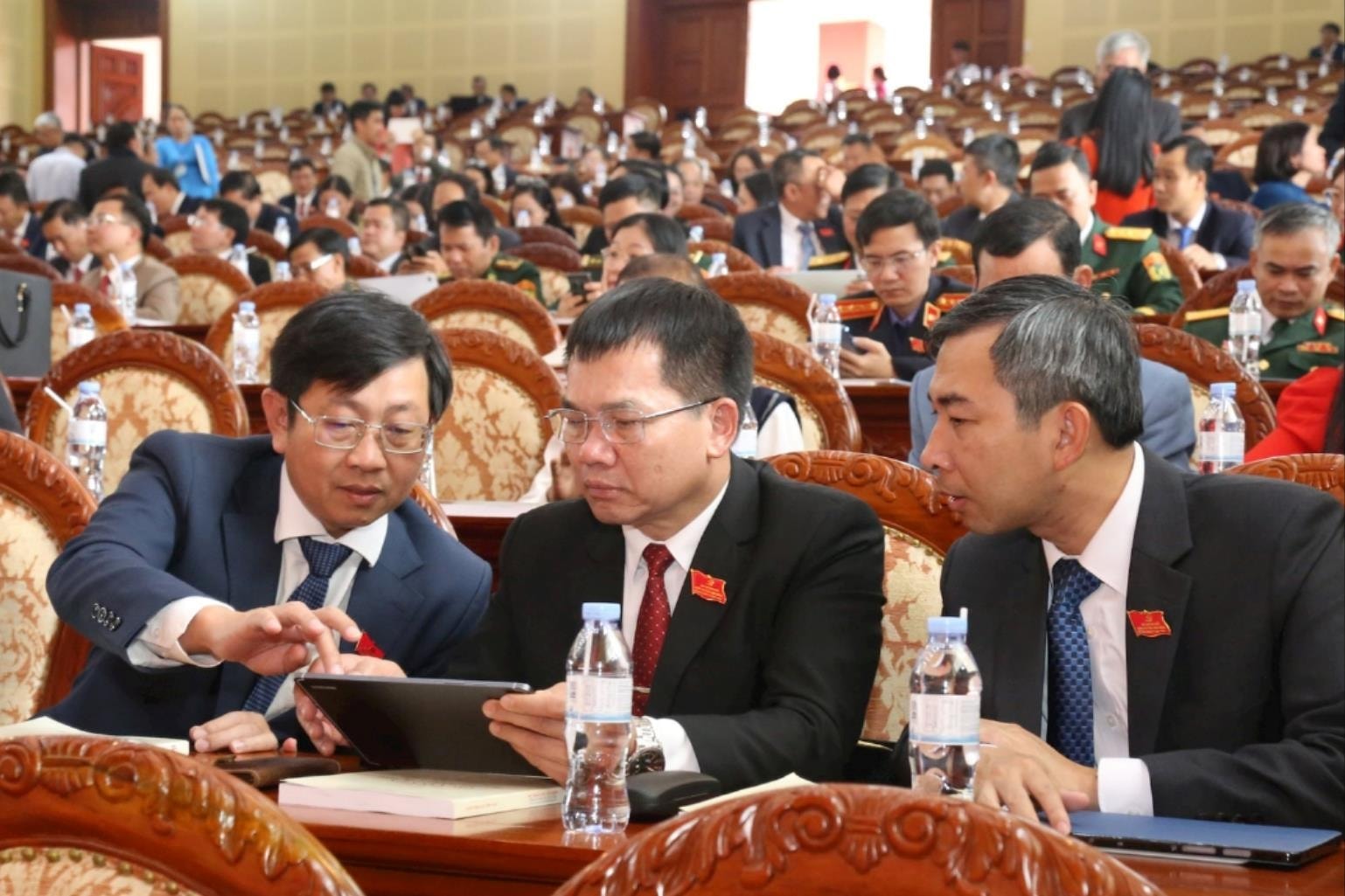dai-bieu-nguyen-huu-thong-ngoai-cung-bia-trai-trao-doi-voi-cac-dai-bieu-khac-truoc-khi-dai-hoi-dien-ra-1-.jpg