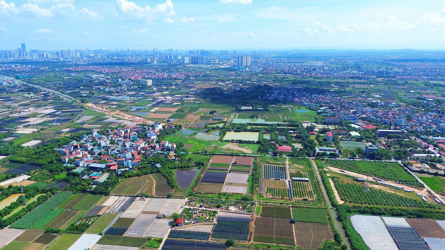 Công trường thi công dự án đường Tây Thăng Long tại xã Ô Diên, huyện Đan Phượng.