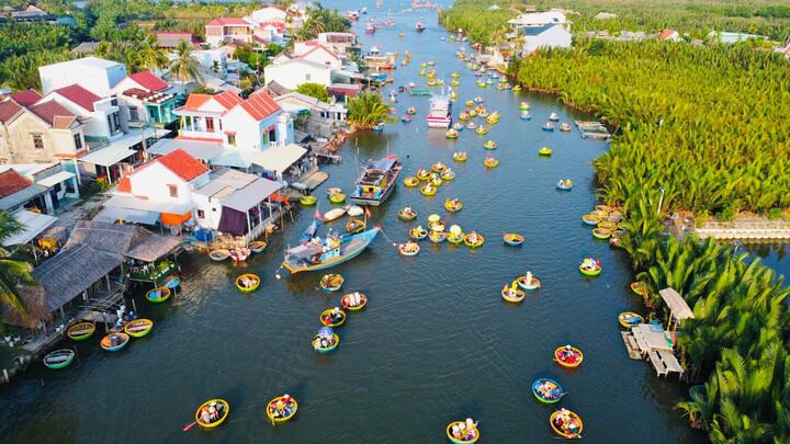 Du khách trải nghiệm chèo thuyền thúng trong rừng dừa Bảy Mẫu, Cẩm Thanh.