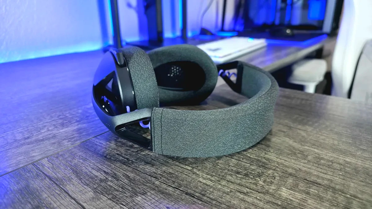 Thiết kế tổng thể của Logitech G321 LIGHTSPEED, nhấn mạnh sự đơn giản và gọn nhẹ