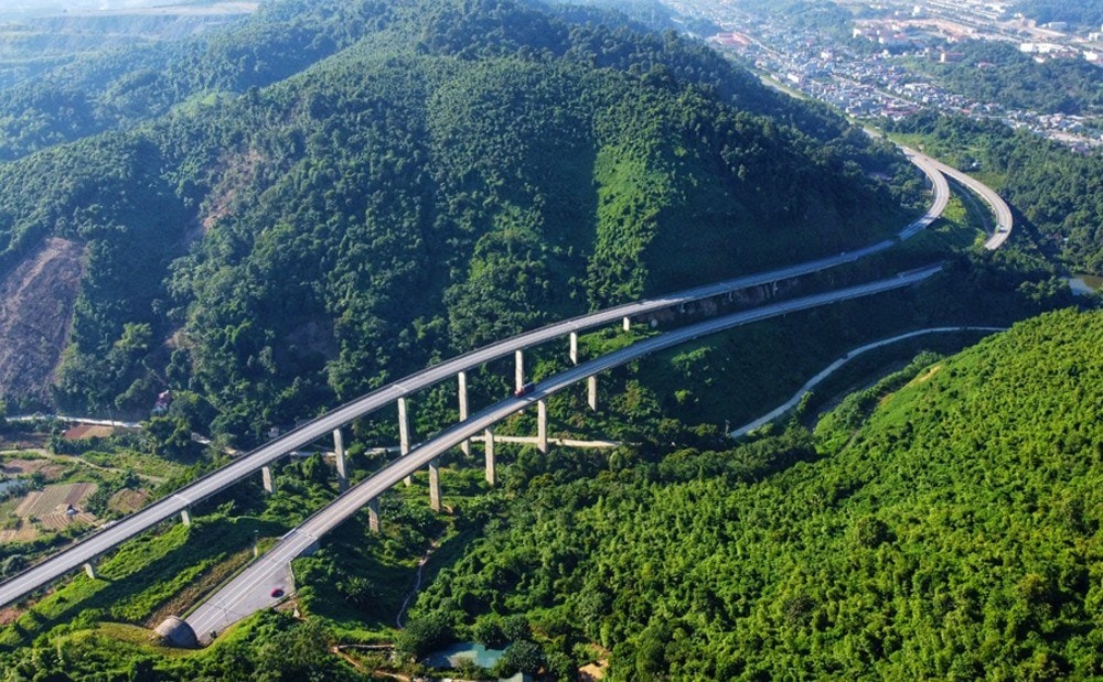 Hình ảnh một đoạn của cao tốc Nội Bài - Lào Cai đang được khai thác.