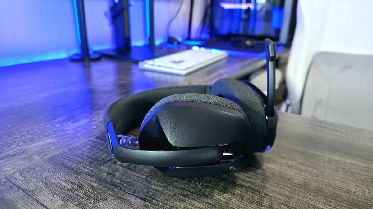 Cận cảnh nút điều chỉnh âm lượng và các cổng kết nối trên tai nghe Logitech G321