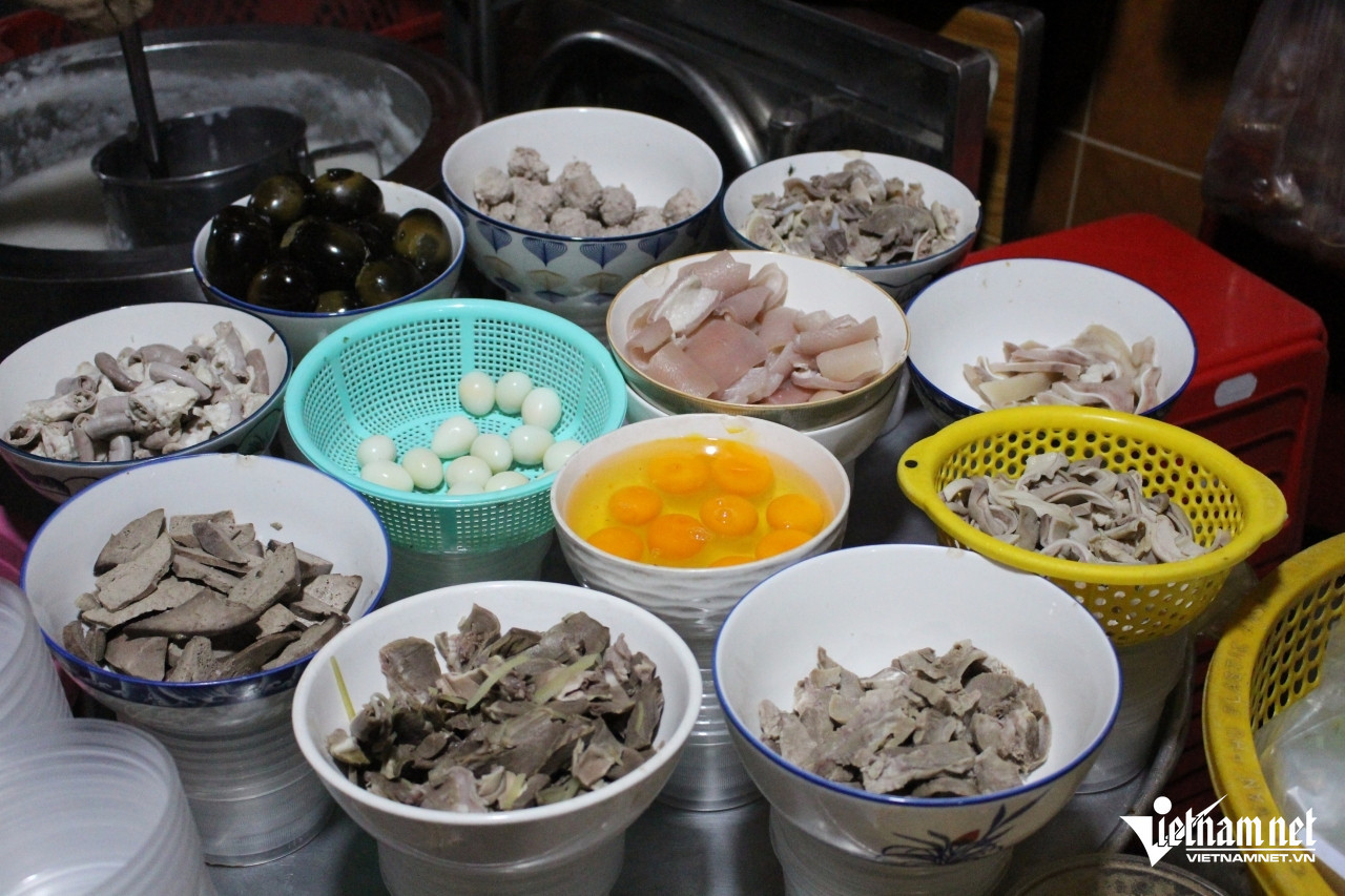 Các loại thức ăn kèm đa dạng tại quán cháo