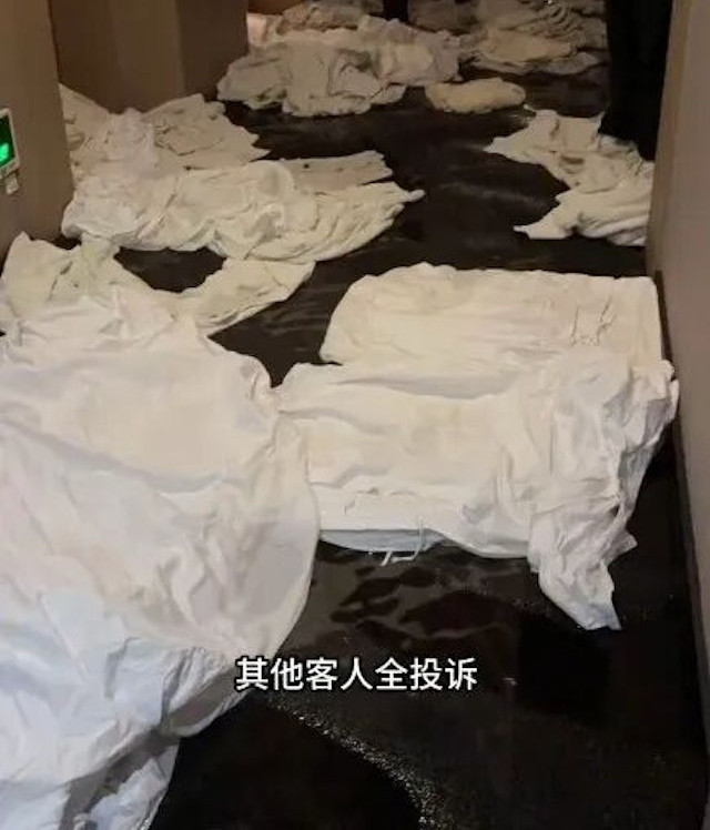 Căn phòng khách sạn bị ngập nước và hư hại sau khi hệ thống chữa cháy bị kích hoạt do treo đồ sai chỗ.