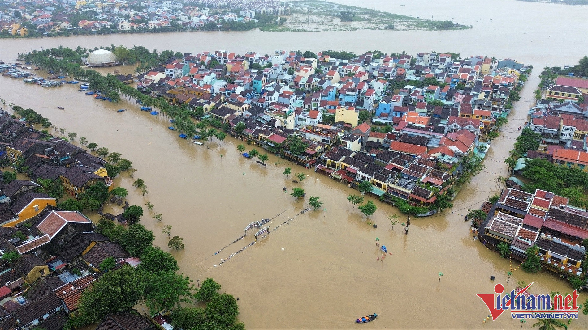 Phố cổ Hội An ngập sâu trong nước lũ, nhìn từ trên cao.