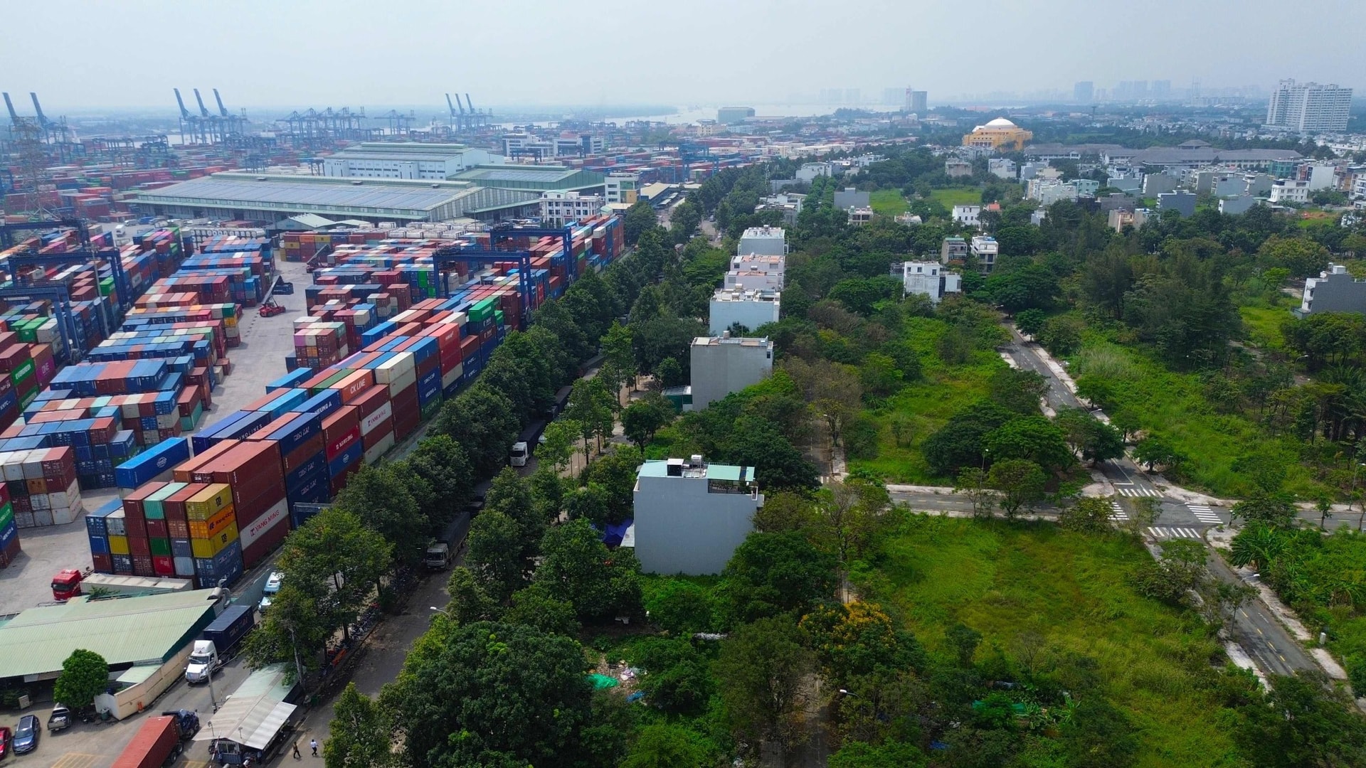 Toàn cảnh cảng Cát Lái trên sông Đồng Nai, cửa ngõ giao thương quan trọng của khu vực phía Nam.