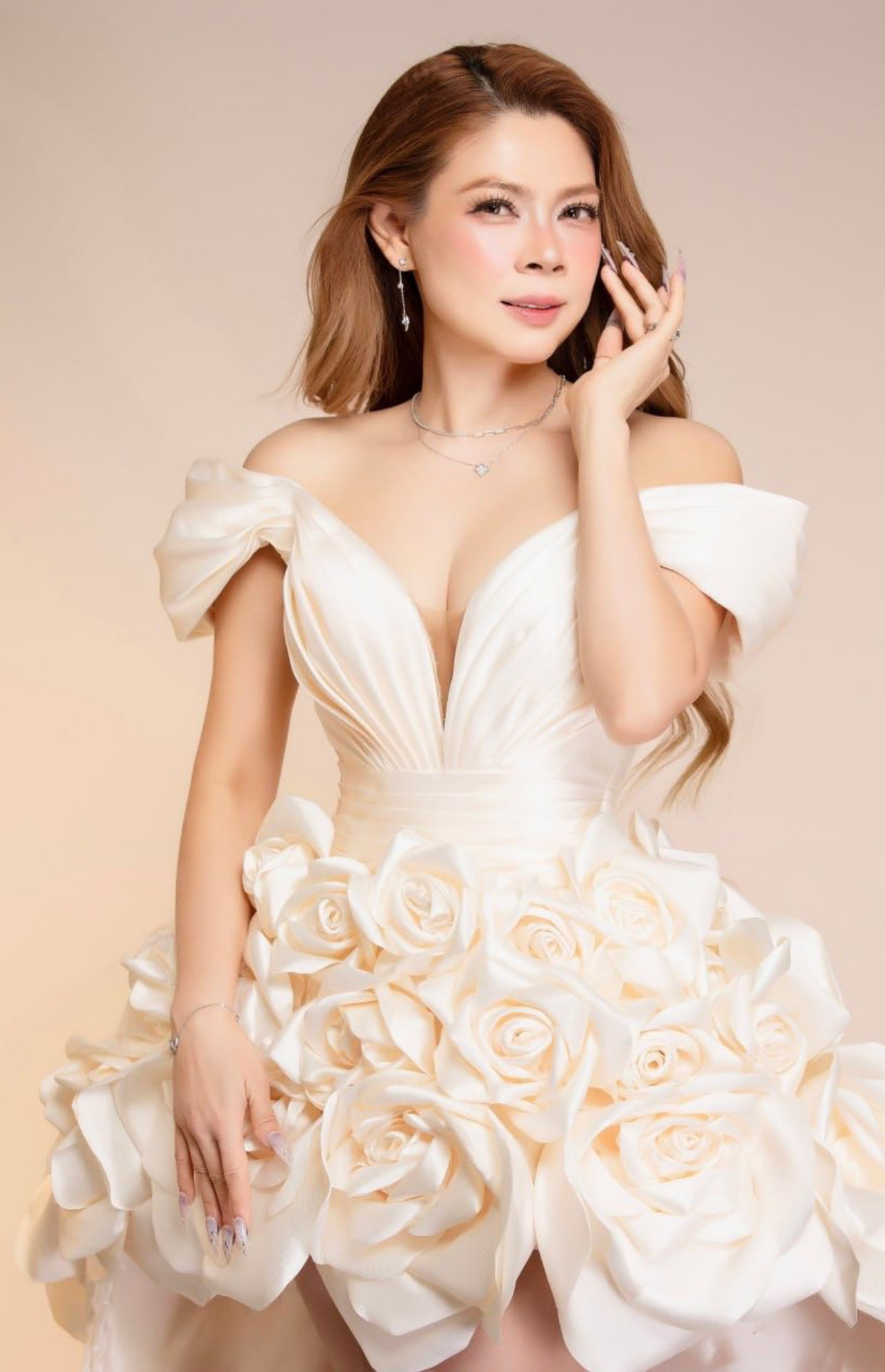 Ca sĩ Thanh Thảo trong bộ đầm trắng gợi cảm.