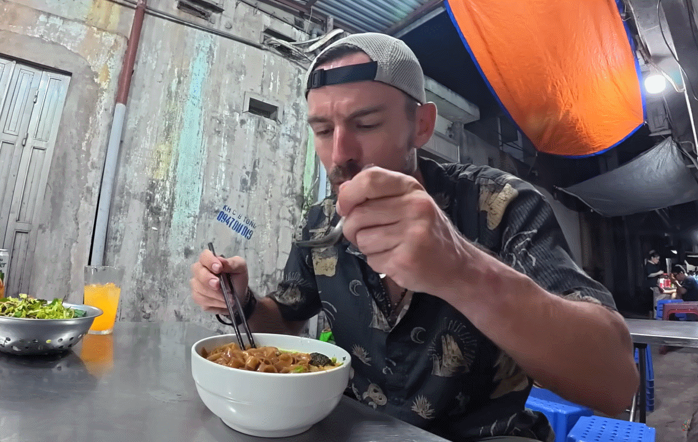YouTuber người Mỹ nếm thử nước dùng và tỏ ra vô cùng thích thú.