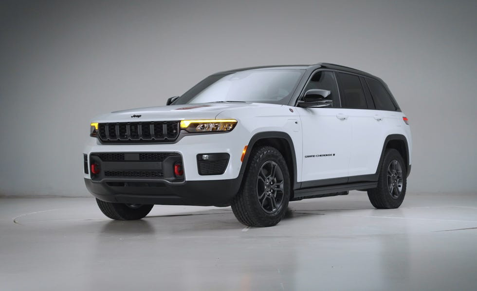 Jeep Grand Cherokee 4xe 2026 màu trắng với các chi tiết màu đỏ.