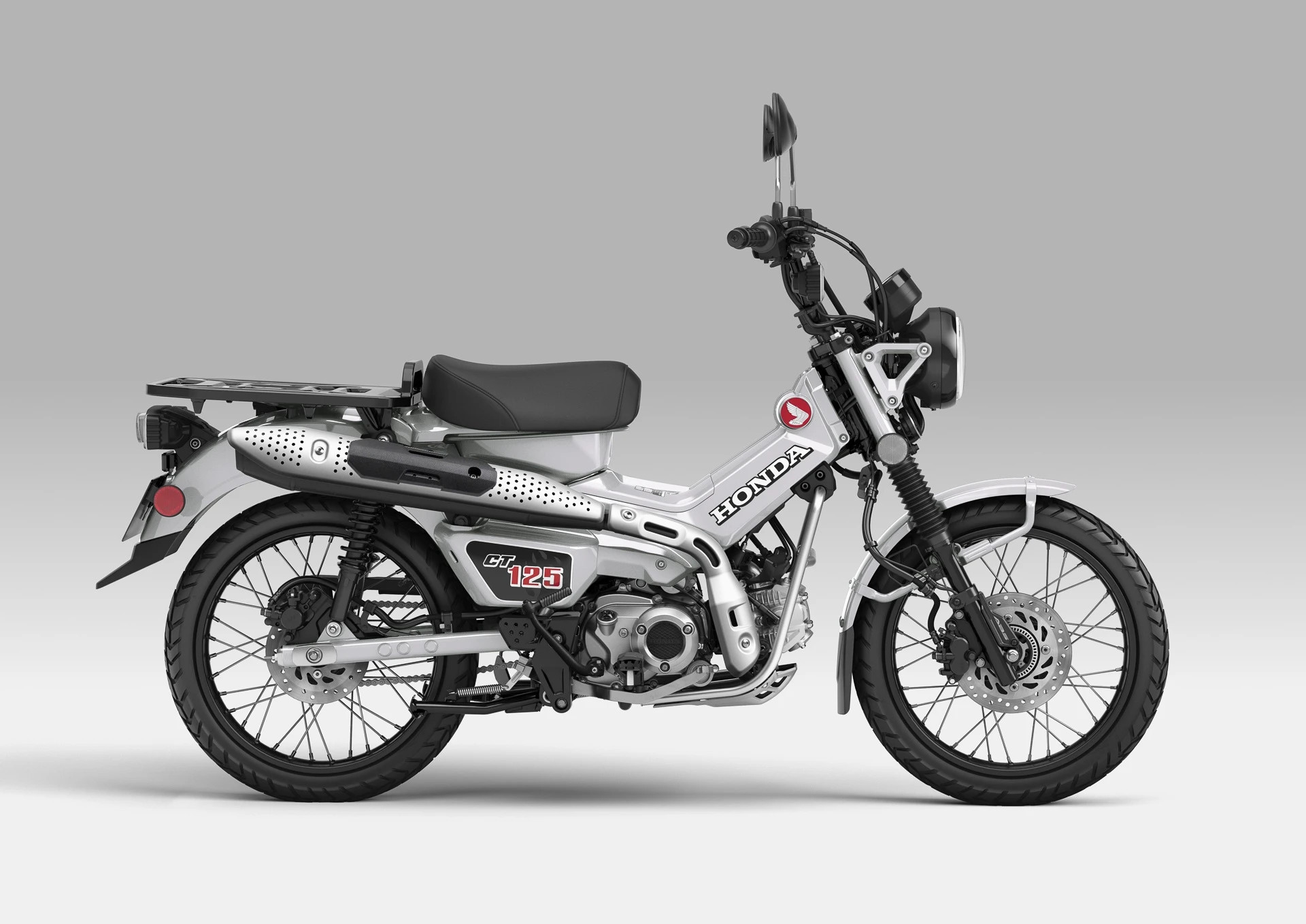 Ống xả vắt cao là một trong những chi tiết đặc trưng của dòng xe Honda CT.