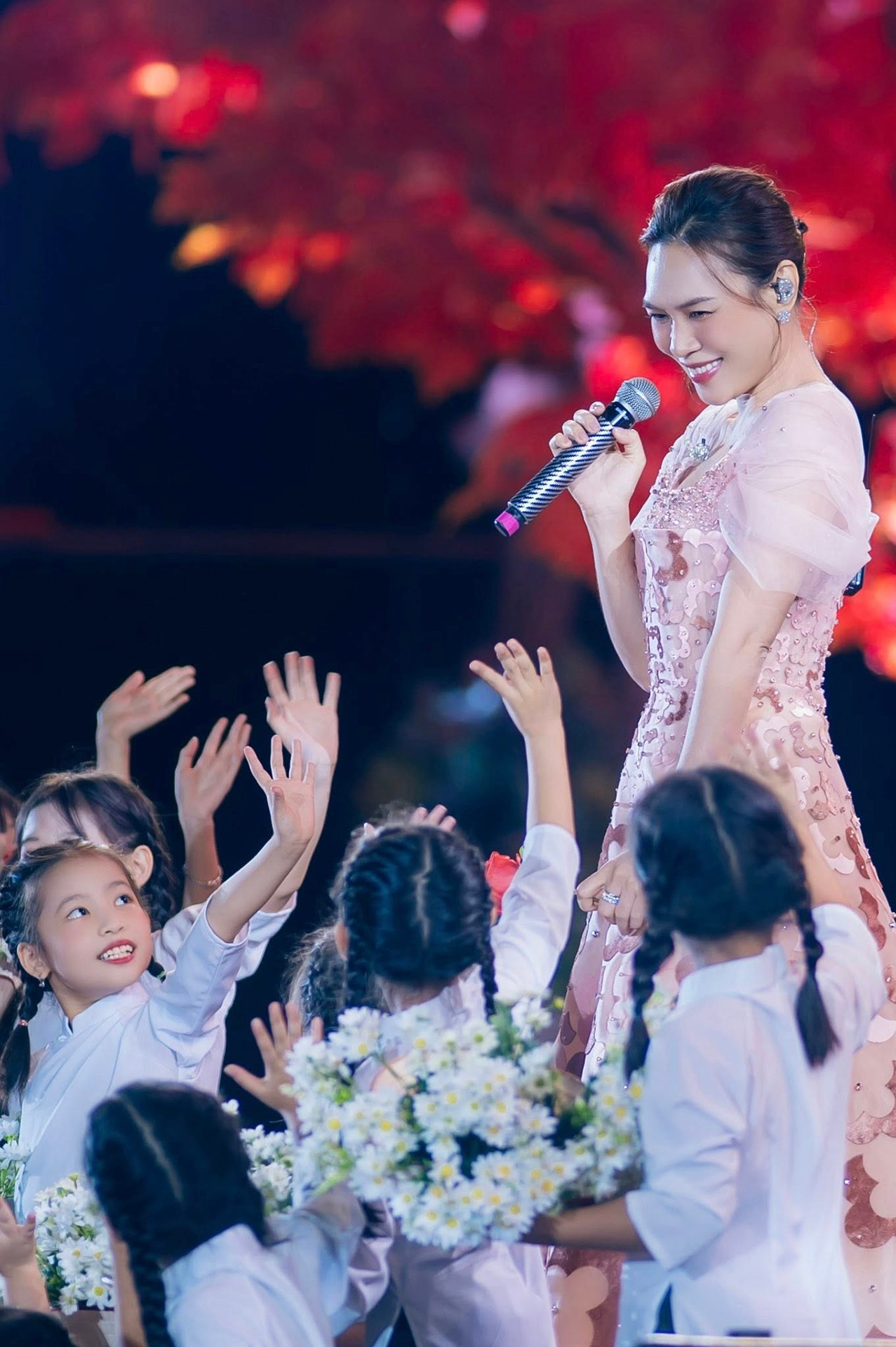 Ca sĩ Mỹ Tâm biểu diễn tại Hội chợ Mùa thu 2025.