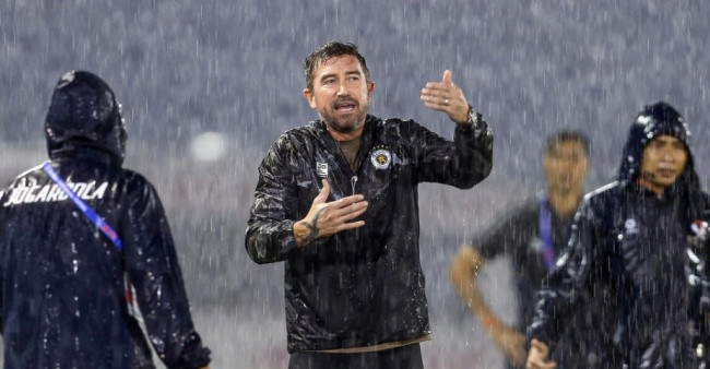 HLV Kewell không hài lòng về mặt sân thi đấu.