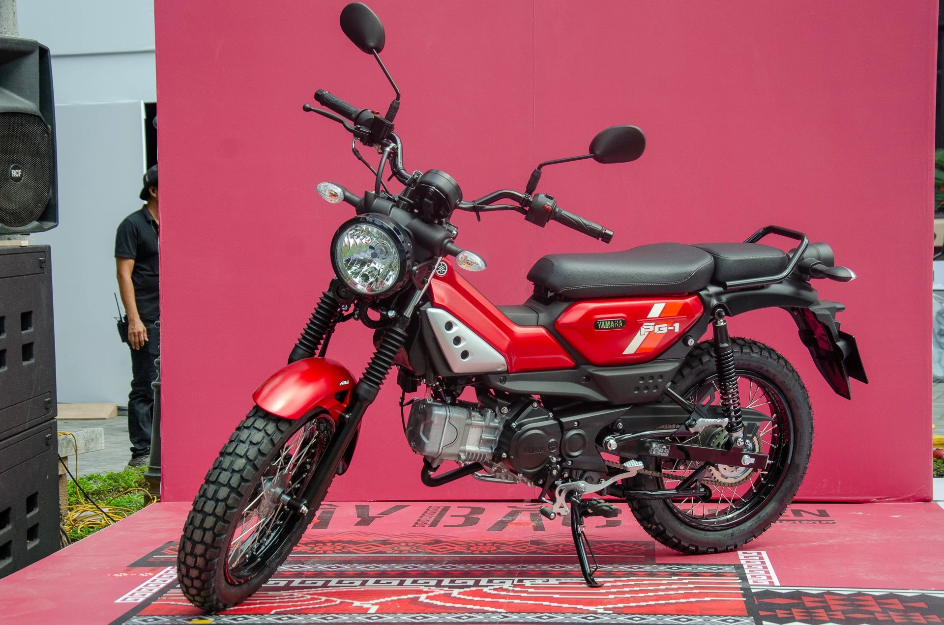 Yamaha PG-1 có phong cách tương tự nhưng nhắm đến phân khúc phổ thông hơn.