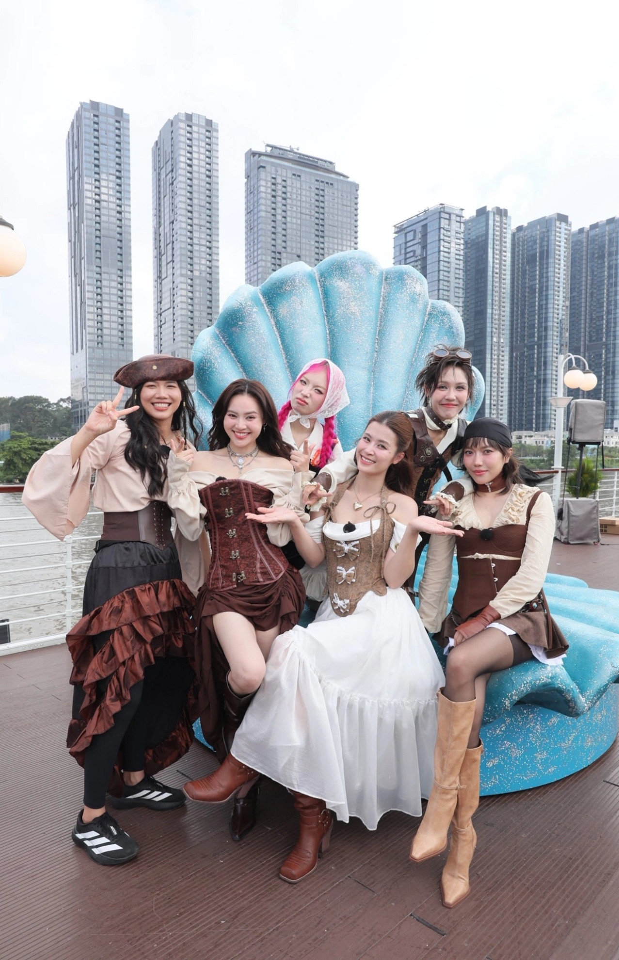 Ninh Dương Lan Ngọc và dàn sao nữ trong show Running man.
