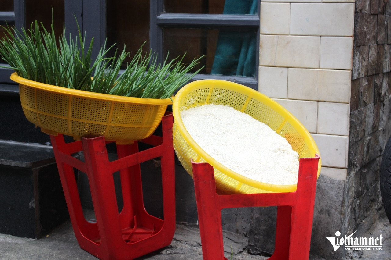 Công đoạn chuẩn bị bột gạo để nấu cháo