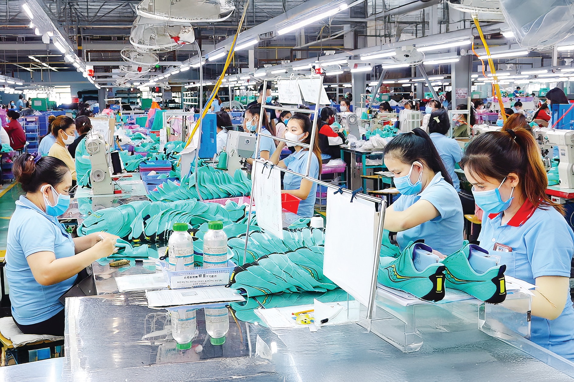 t1_Работники, работающие в индустриальных парках и кластерах (фото N