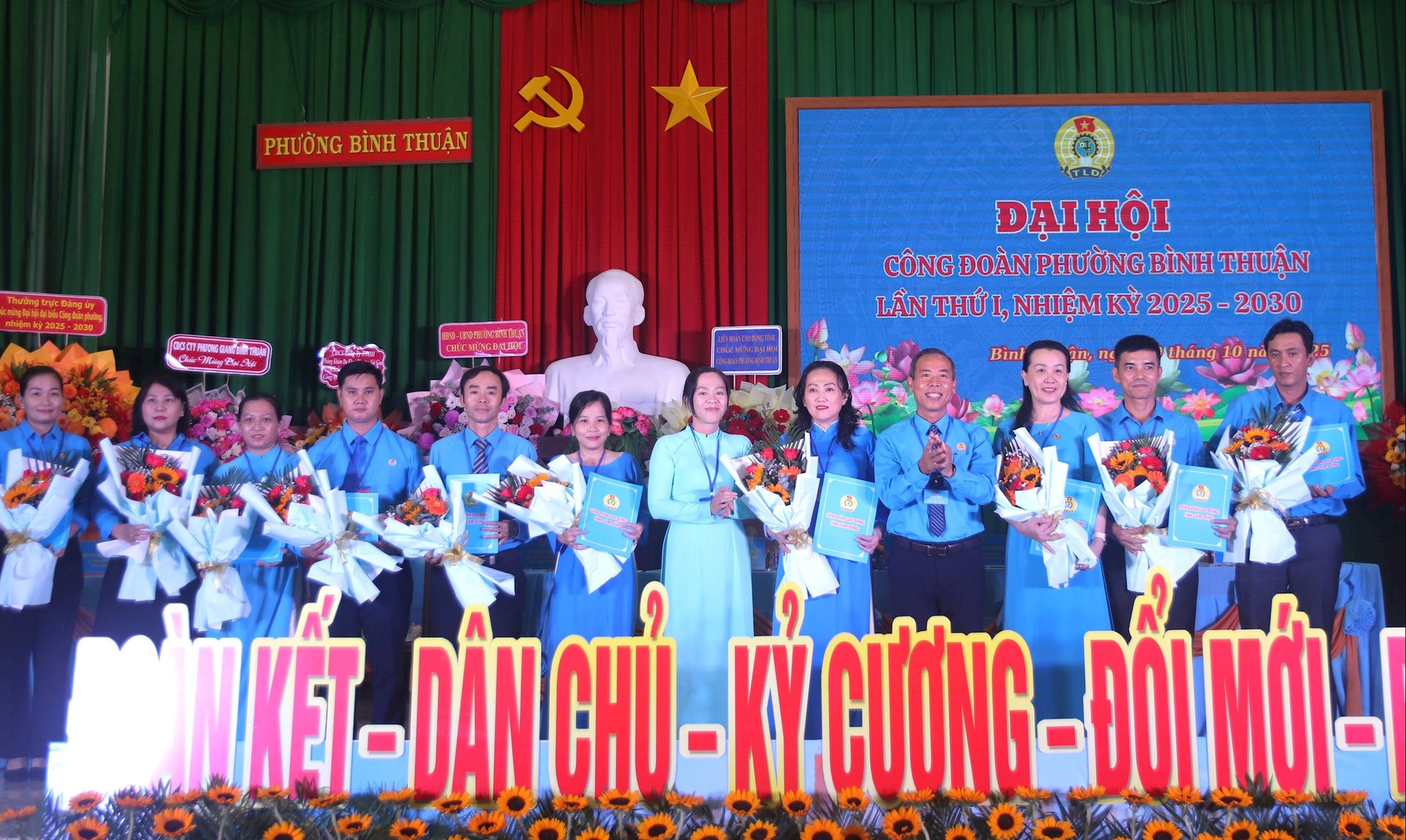 Eksekutivkomiteen til fagforeningen Binh Thuan Ward ble presentert på kongressen