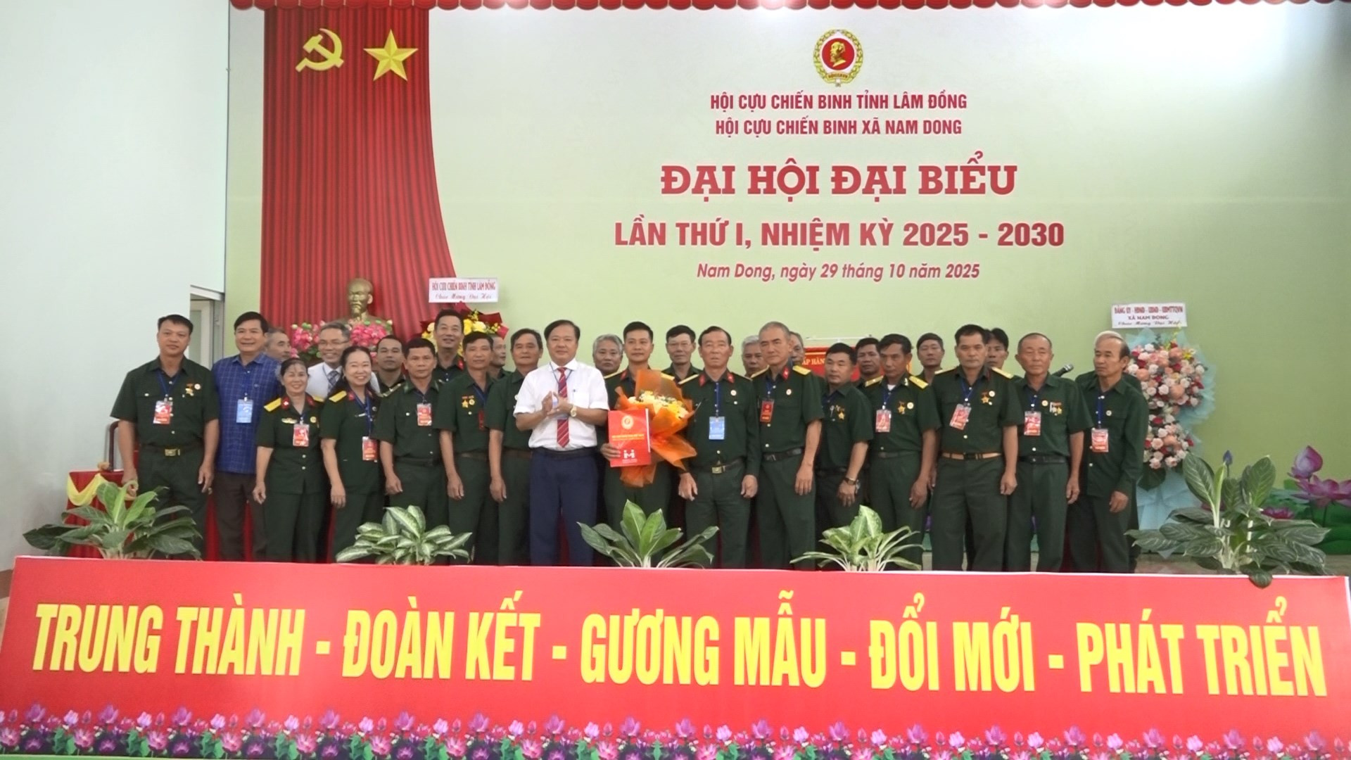 Các đồng chí trong Ban Chấp hành khóa mới ra mắt