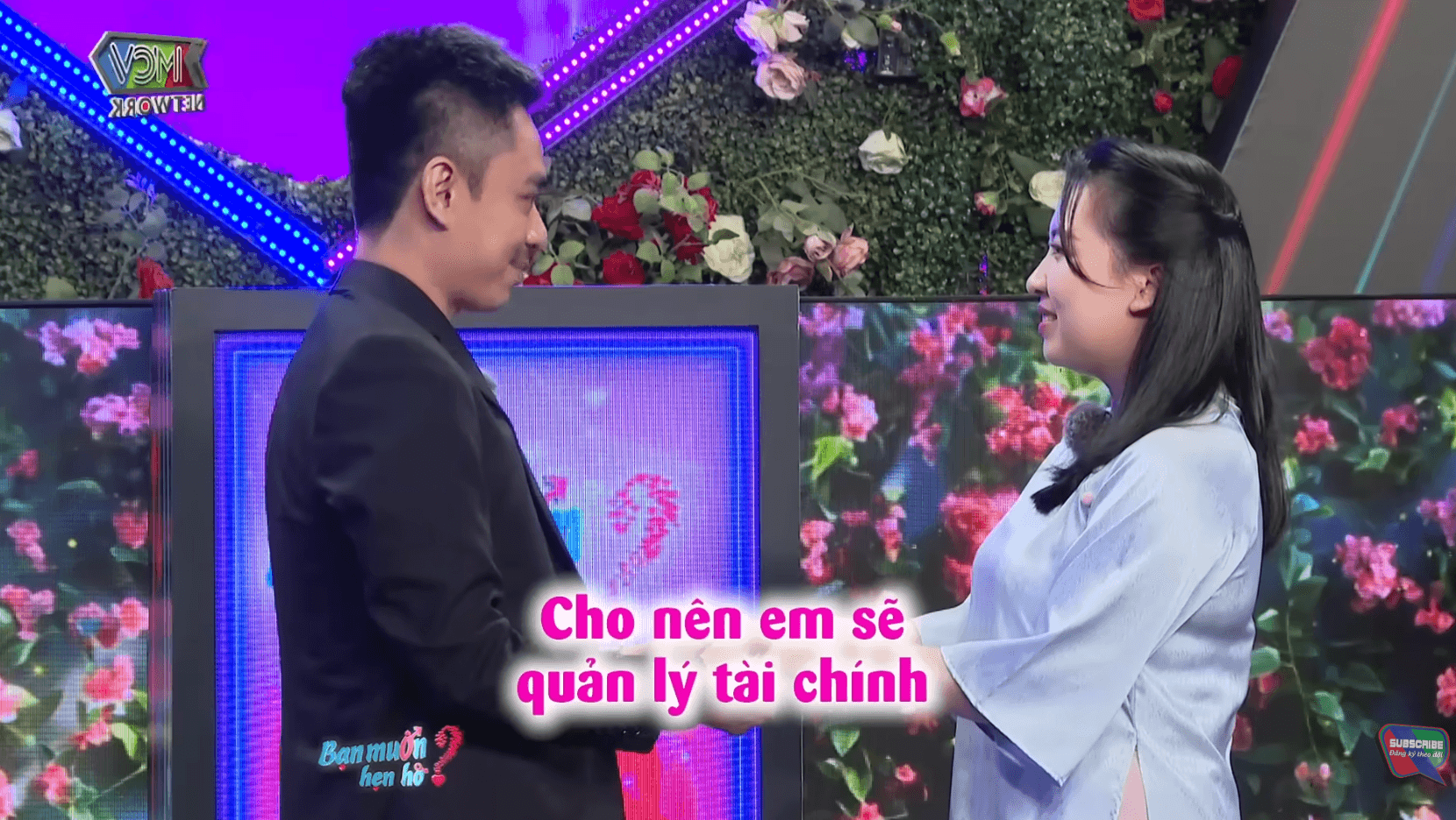 Khôi Nguyên và Thùy Hương nắm tay nhau để cảm nhận tình cảm.