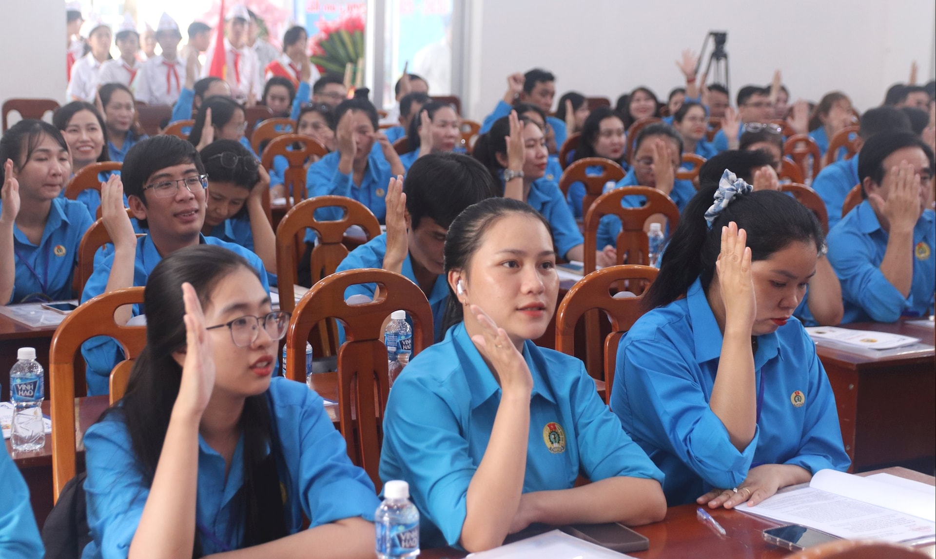 Delegatene stemmer over målene som er satt av Ward Union Congress.