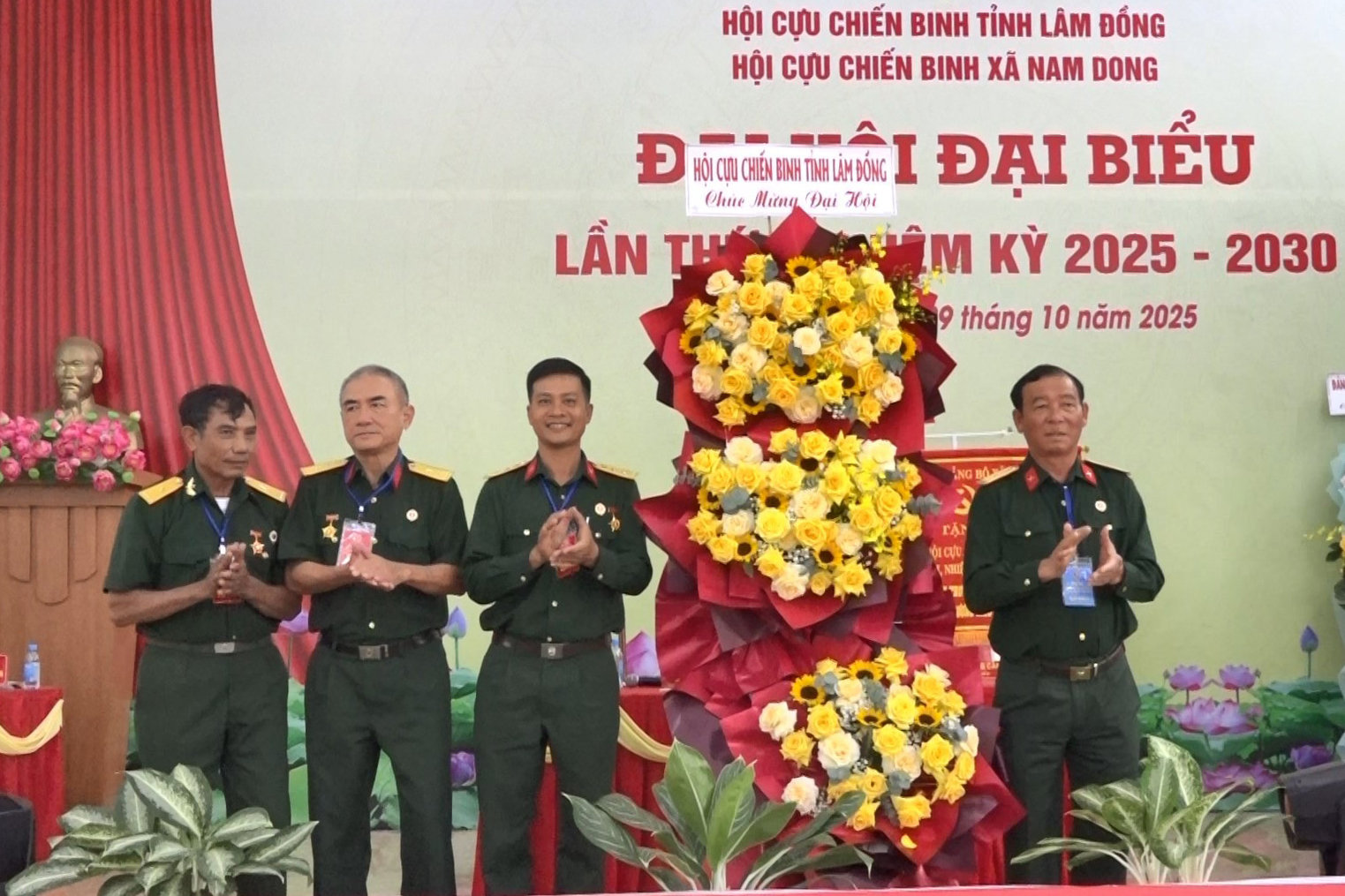 dai-dien-hoi-ccb-tinh-lam-dong-tang-hoa-chuc-mung-dai-hoi(1).jpg