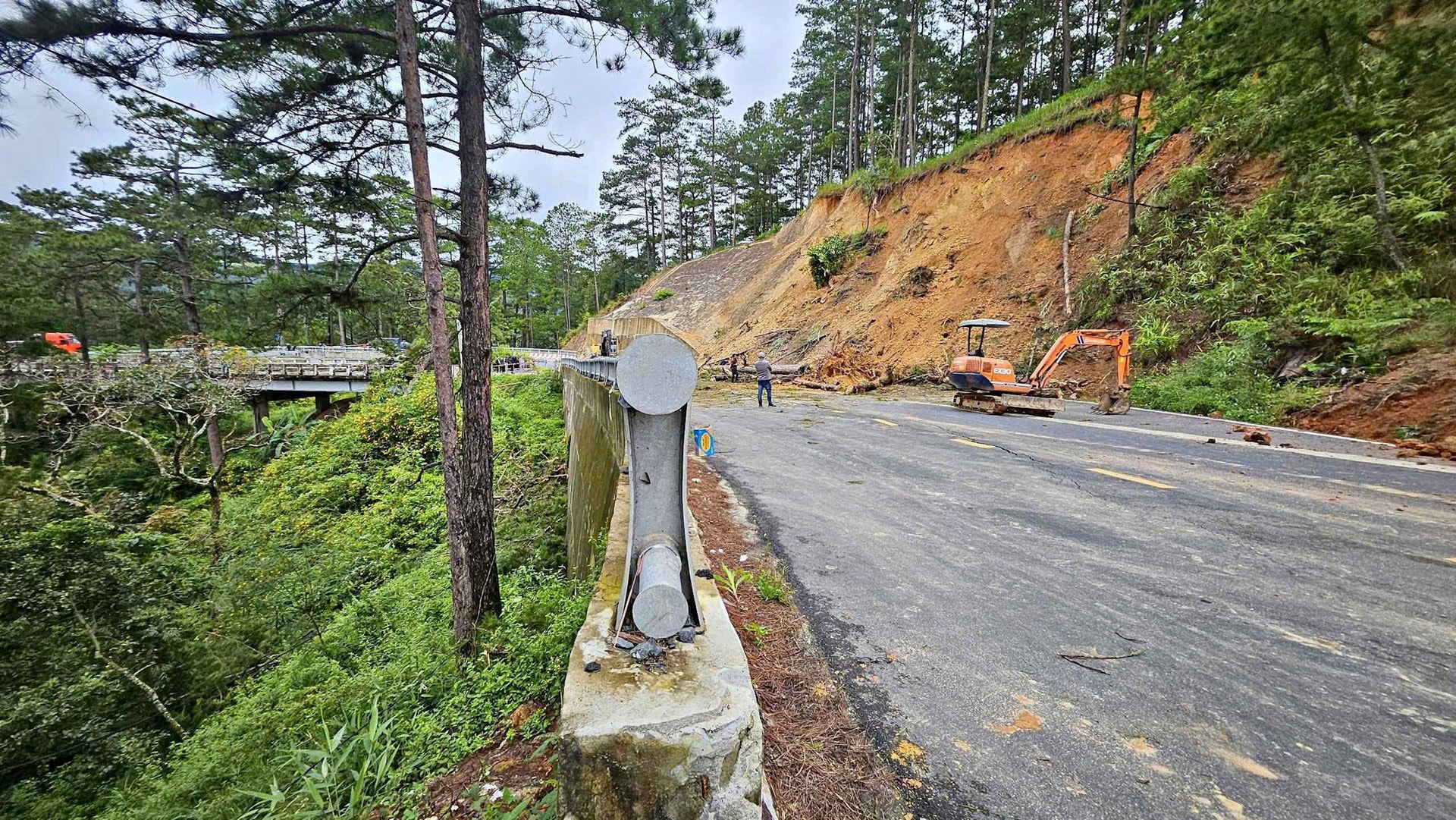 Until this afternoon, units were still clearing away the soil and rocks that had spilled onto the road.