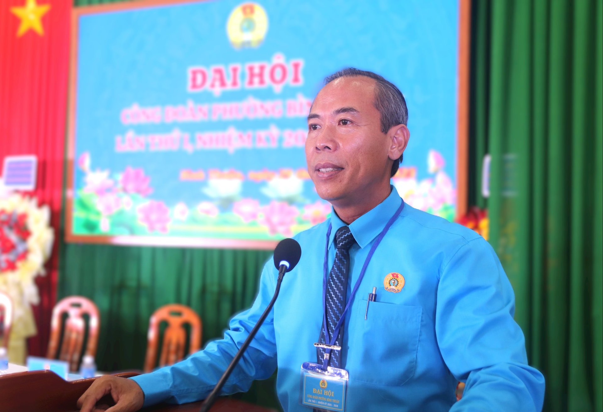 Kamerat Nguyen Phu Hoang, formann for Lam Dong provinsielle arbeiderforbund, holdt en tale der han ledet kongressen.