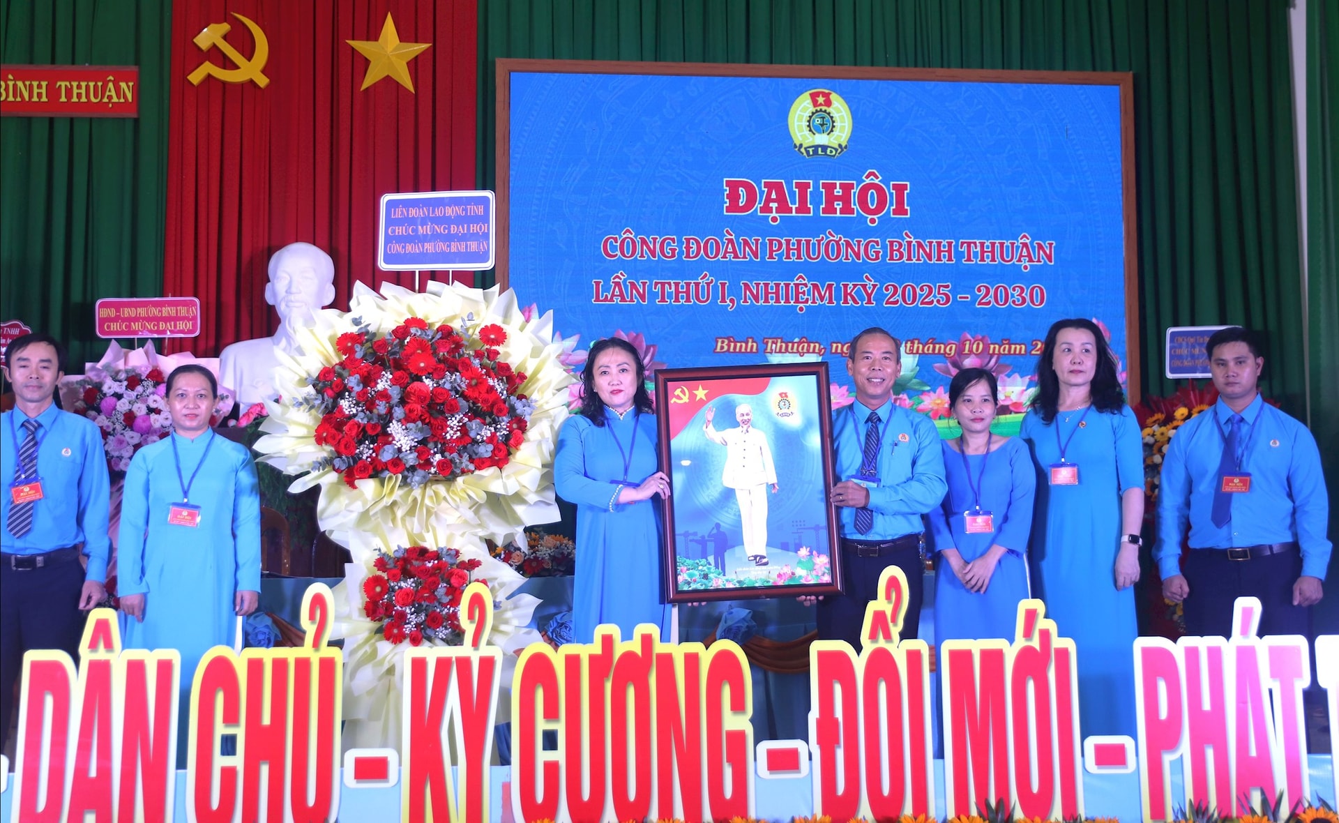 Kamerat Nguyen Phu Hoang, formann for Lam Dong provinsielle arbeiderforbund, overrakte et bilde av onkel Ho til den vietnamesiske fagforeningsorganisasjonen.