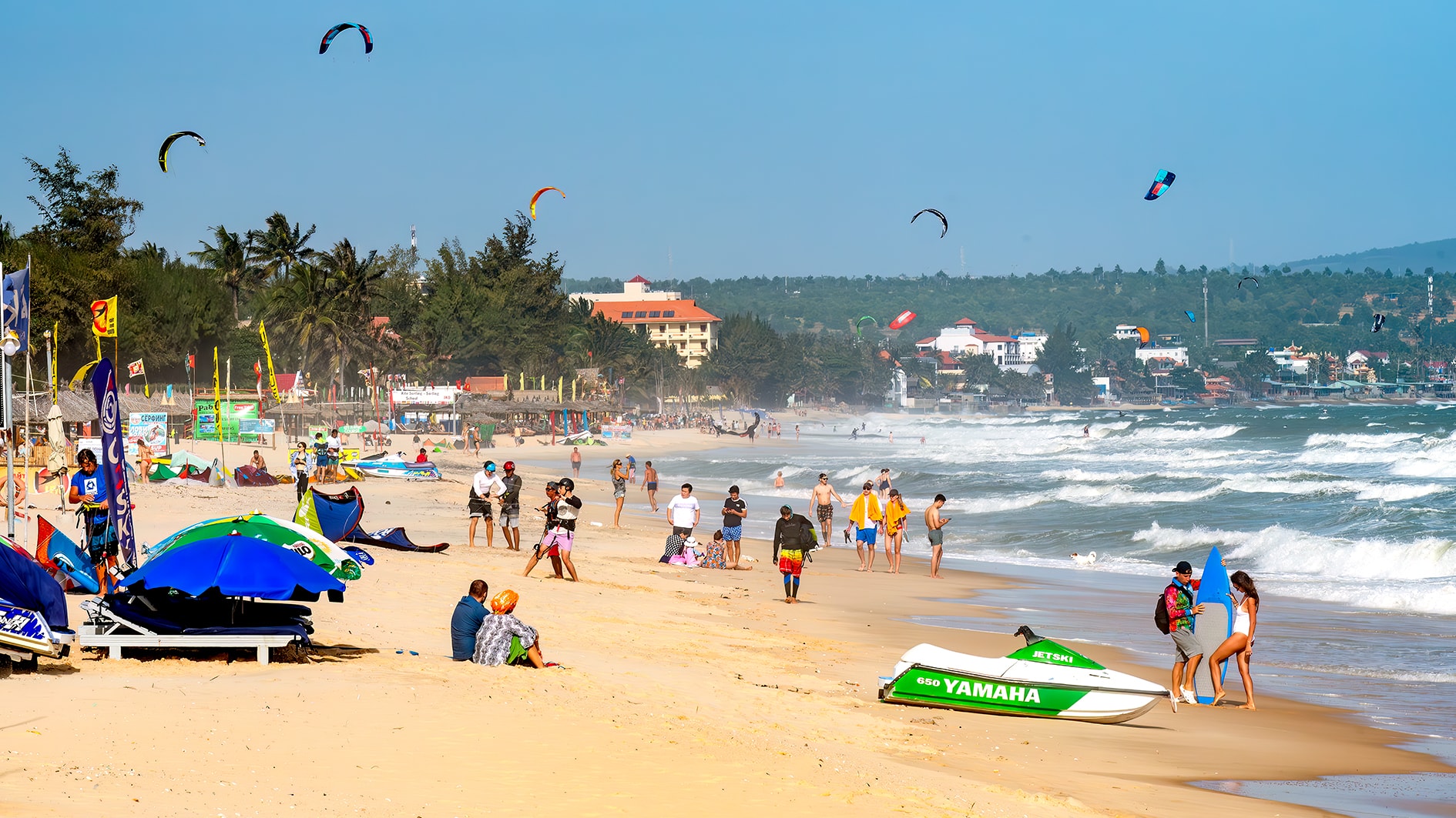 Du khách vui chơi và tham gia các môn thể thao biển ở Mũi Né (ảnh N. Lân)