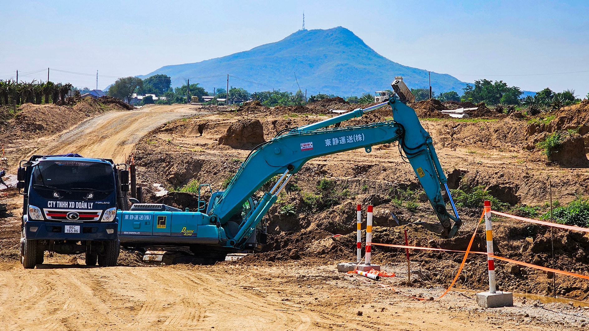 Estrada que liga a Rodovia Nacional 1A à comuna de Ham Thuan.