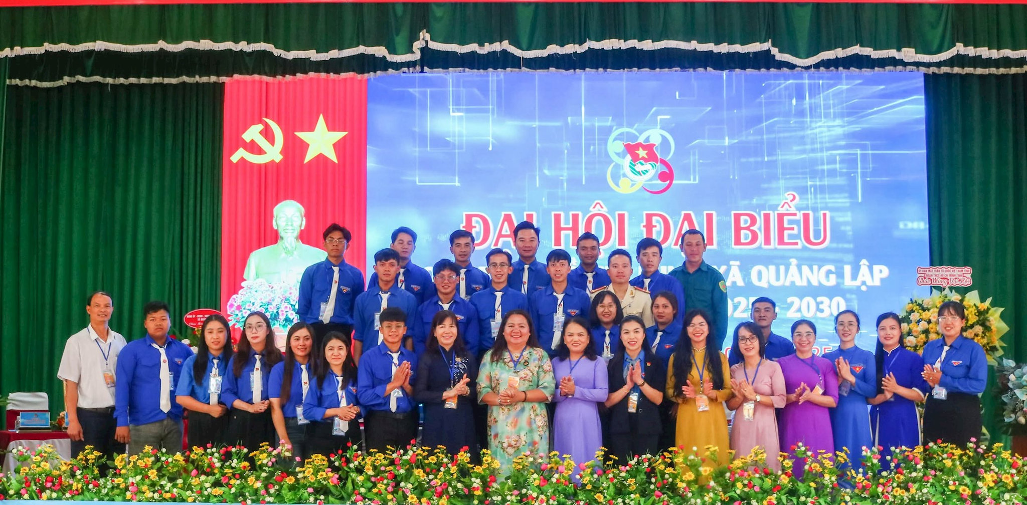 Các đại biểu chụp hình lưu niệm với Ban