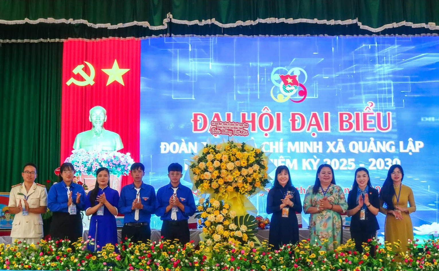 Ủy ban MTTQ Việt Nam tỉnh Lâm Đồng tặng hoa chúc mừng Đại hội