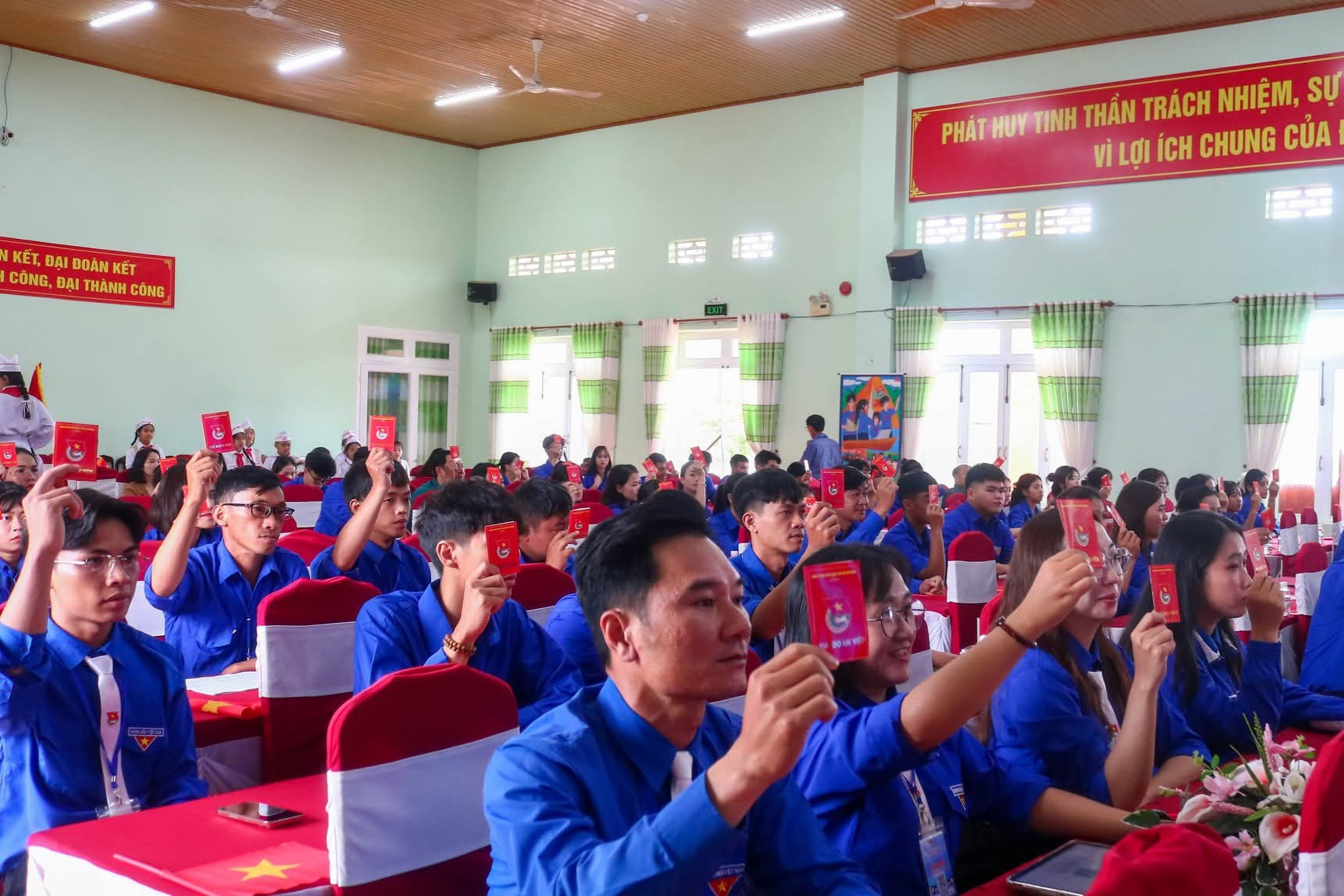 Các đại biểu thông qua các chỉ tiêu