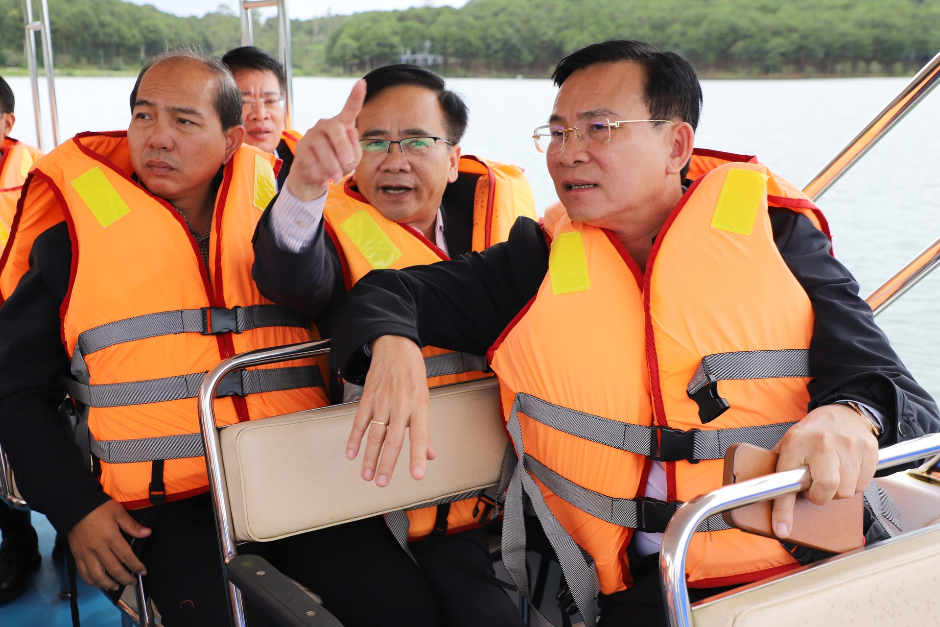 O camarada Ho Van Muoi, vice-secretário do Comitê Provincial do Partido e presidente do Comitê Popular Provincial de Lam Dong, inspecionou a Área Turística Nacional do Lago Tuyen Lam por via fluvial.