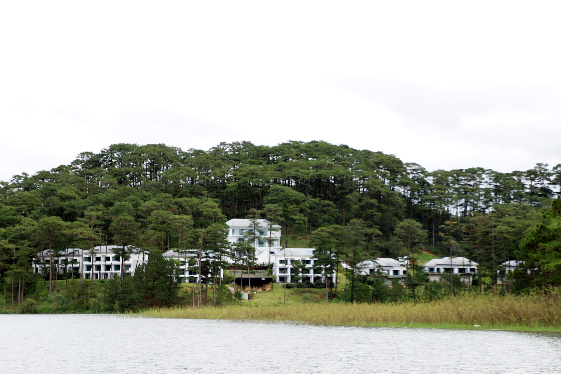 A Área Turística Nacional do Lago Tuyen Lam possui 37 projetos que receberam licenças de investimento do antigo Comitê Popular da Província de Lam Dong.