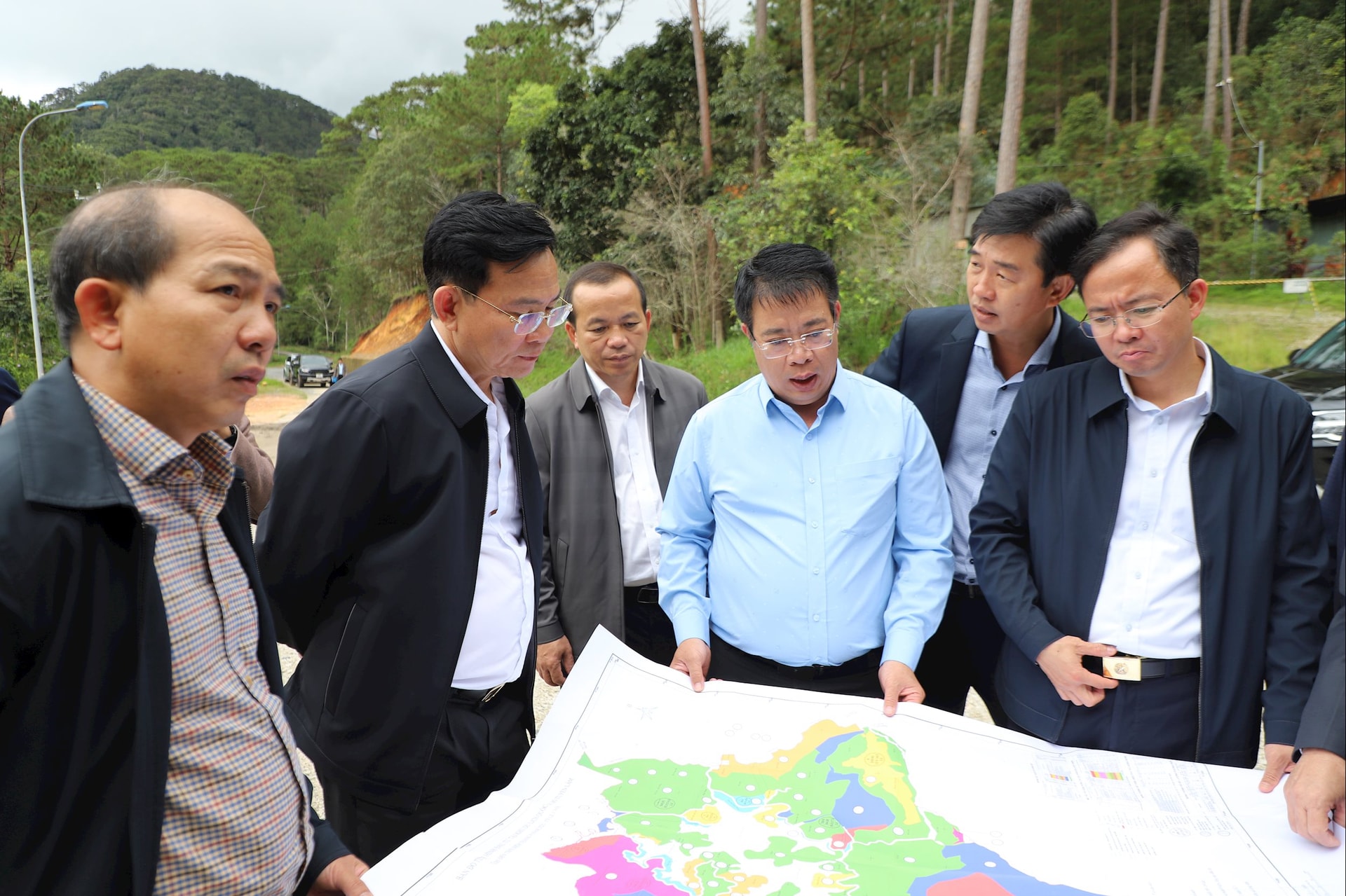 Líderes do Comitê Popular Provincial inspecionaram a área onde está previsto o desenvolvimento da ponte, em uma zona turística.