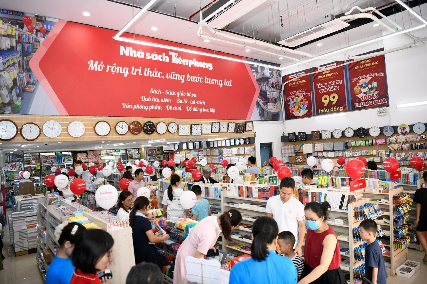 Các kệ sách được sắp xếp khoa học, đa dạng về thể loại.