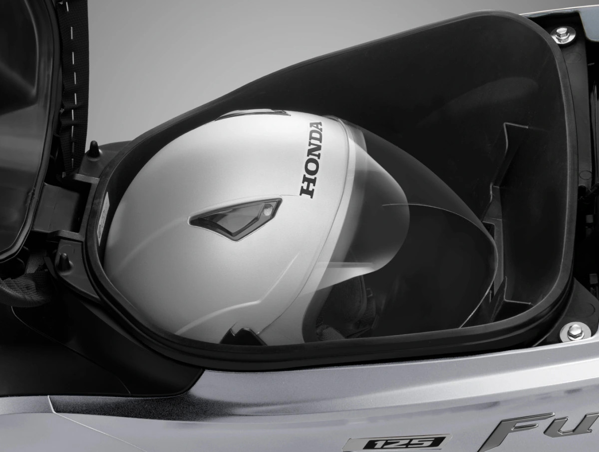 Hộc đựng đồ rộng rãi dưới yên xe Honda Future 125 FI