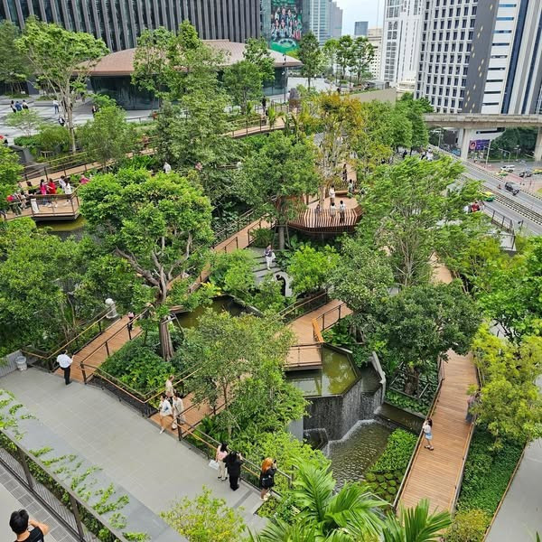 Khu ẩm thực đa dạng với nhiều lựa chọn từ các thương hiệu nổi tiếng.