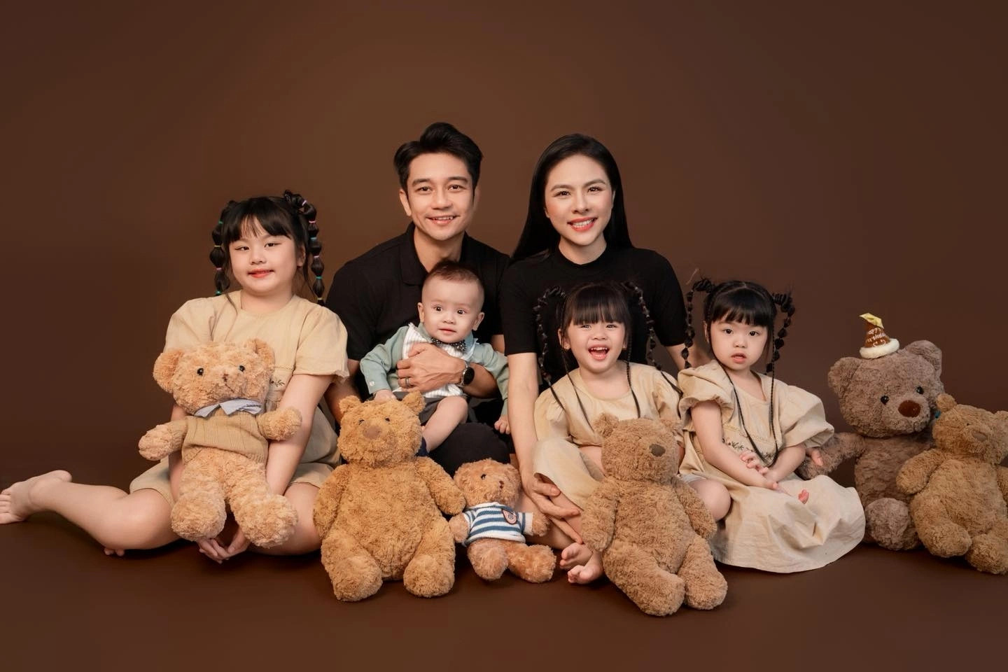 Vân Trang cùng chồng và các con.