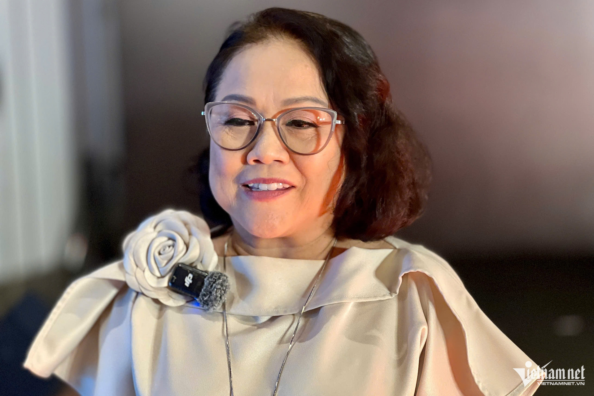 Nghệ sĩ Ái Như và Hồng Ánh trong một cảnh phim.