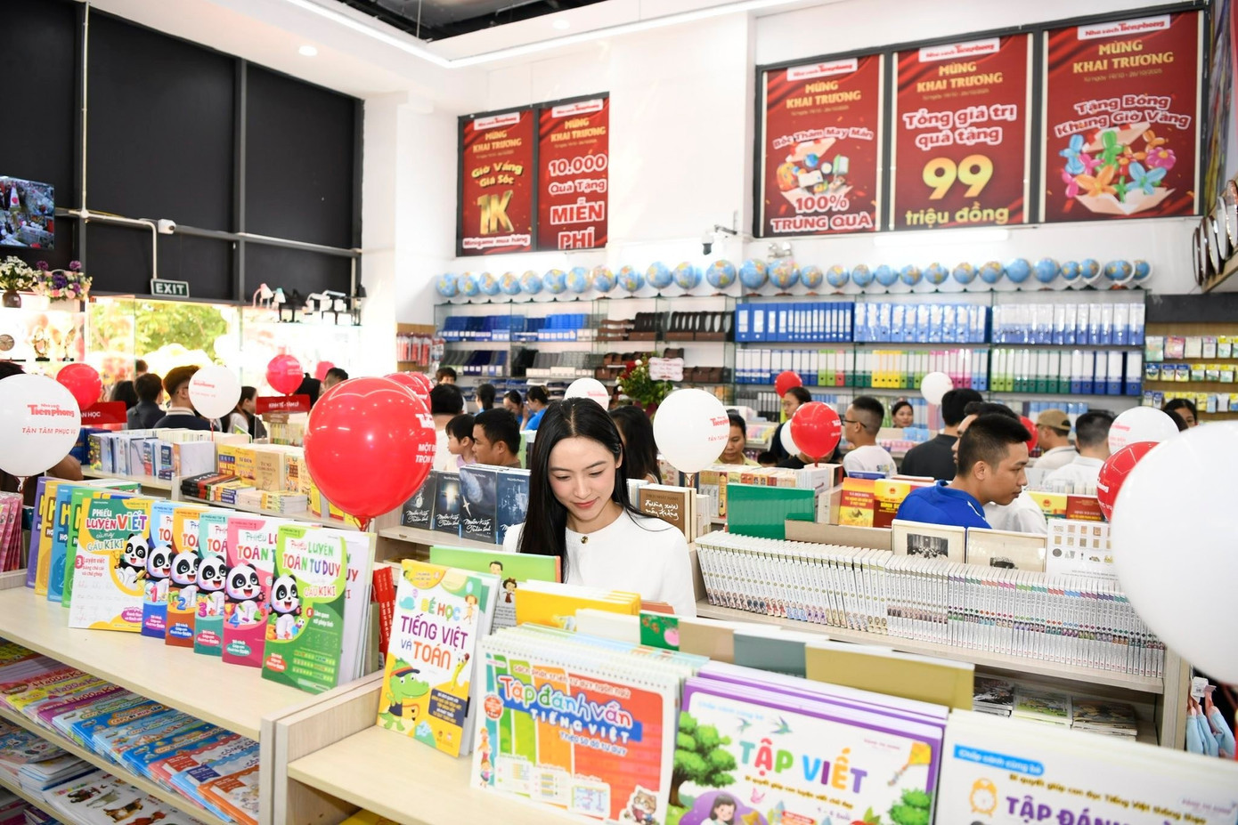 Các bạn trẻ đang lựa chọn sách tại nhà sách.