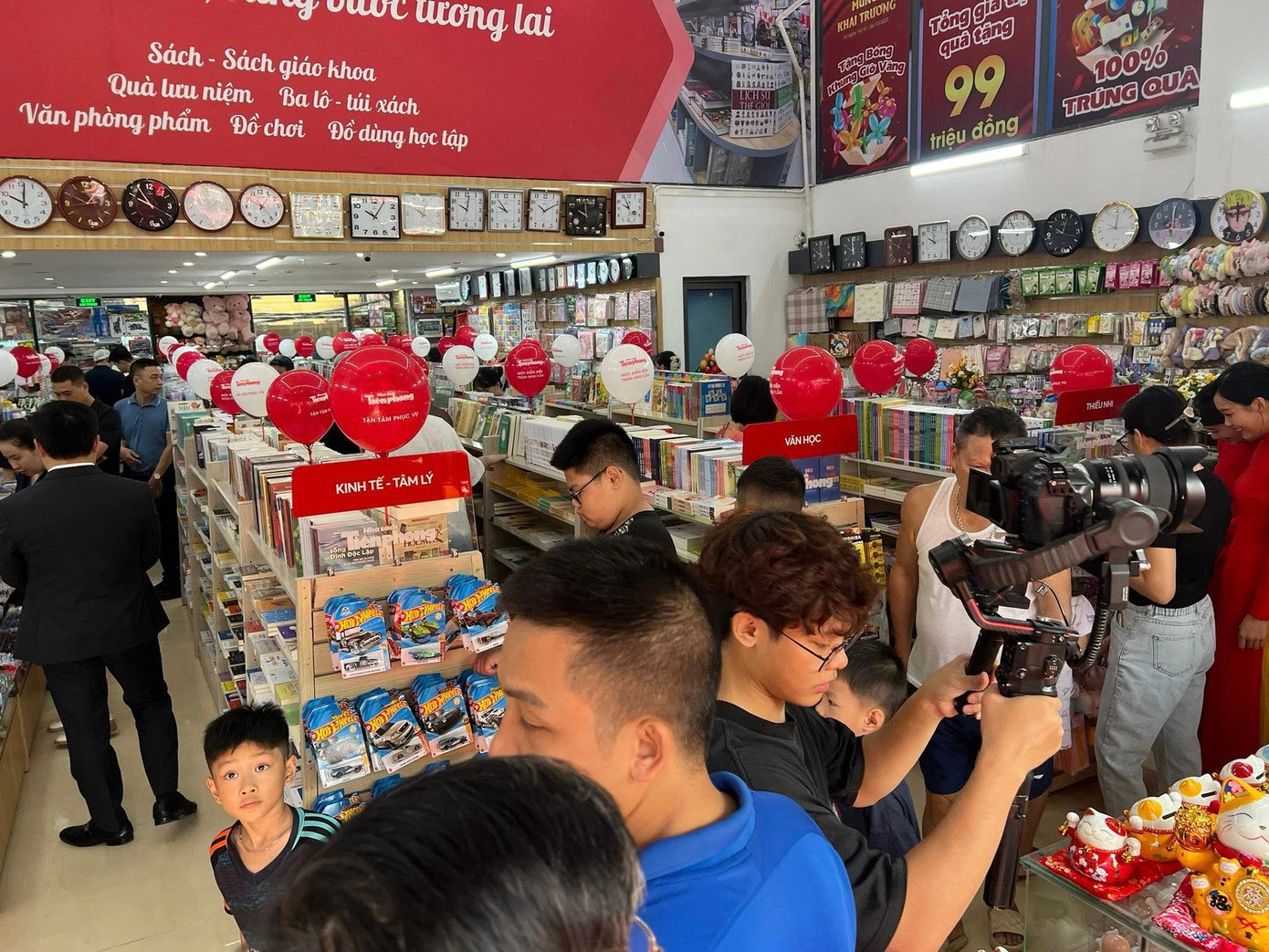 Khu vực văn phòng phẩm và đồ dùng học tập phong phú.