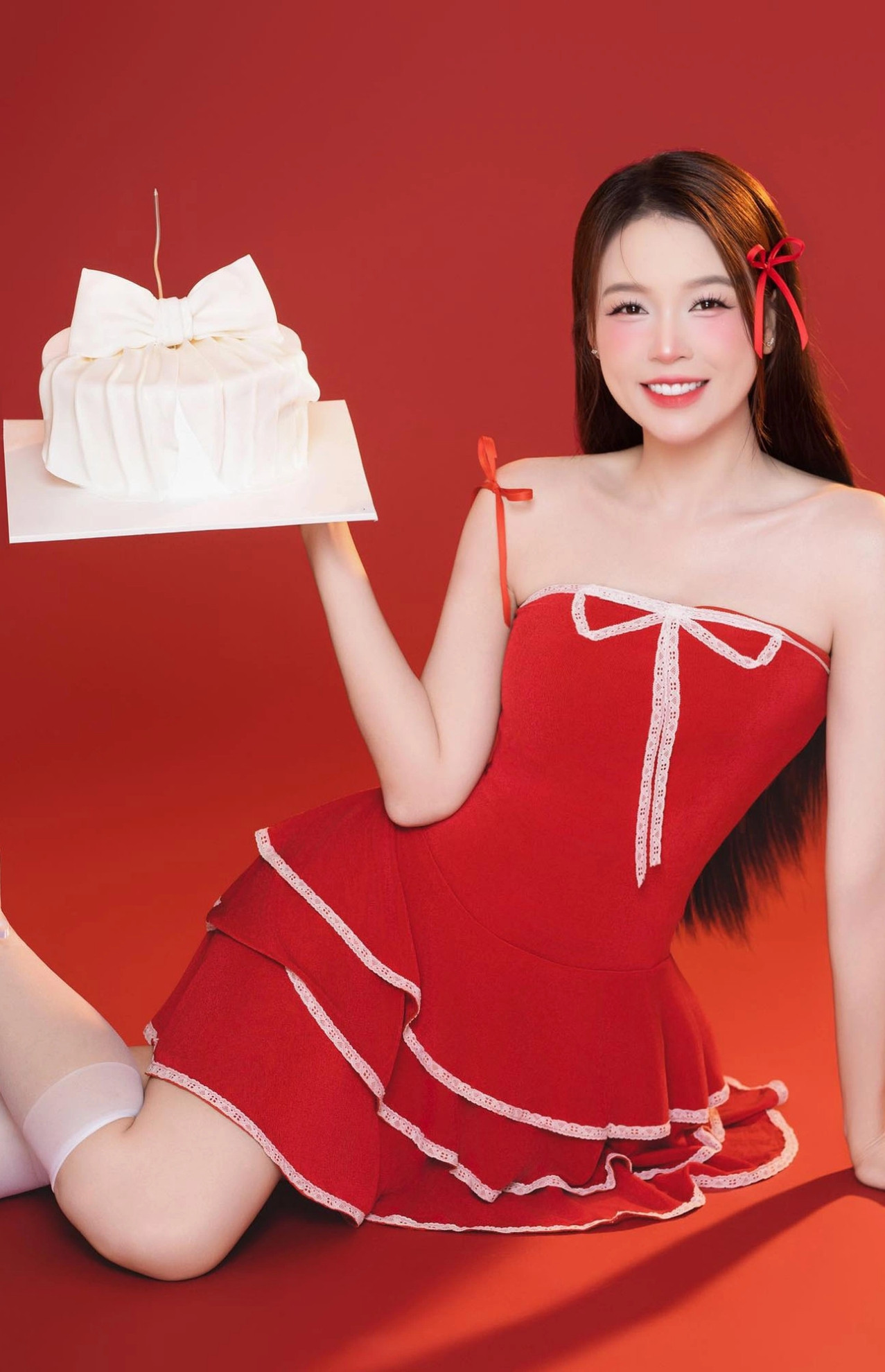 Diễn viên Sam diện đầm đỏ trong ngày sinh nhật.