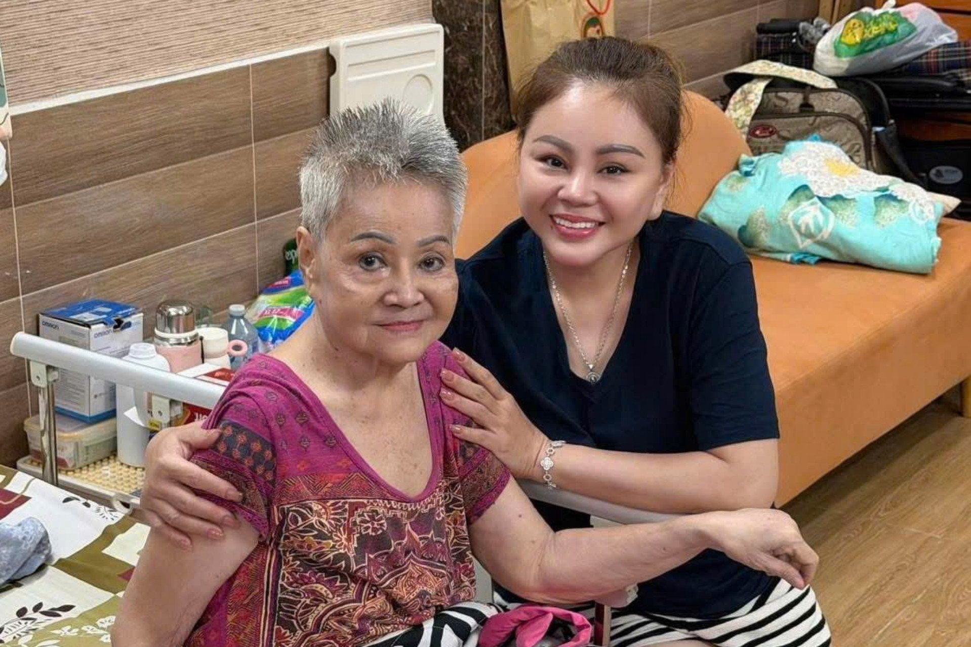 Nghệ sĩ Lê Giang chăm sóc mẹ bị bệnh.