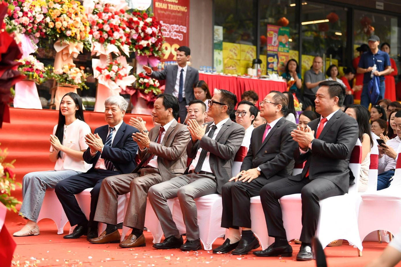 Khách hàng đang thanh toán tại quầy thu ngân.