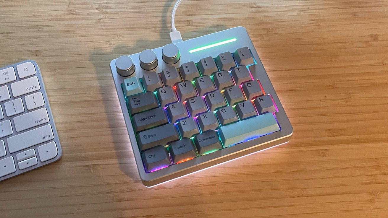 KiiBoom Cybrix 29 với hệ thống đèn nền RGB rực rỡ