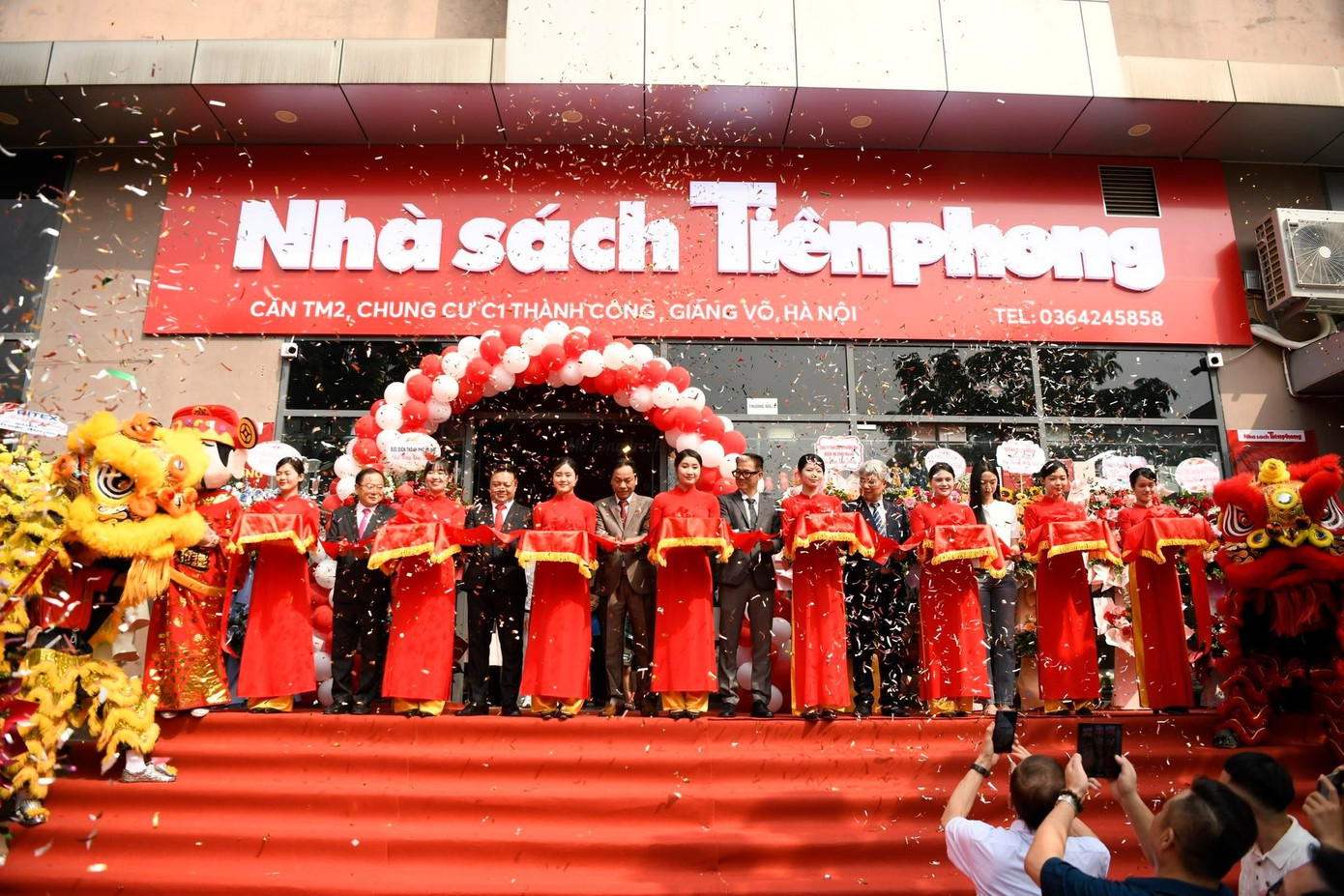 Toàn cảnh không gian bên trong Nhà sách Tiền Phong Thành Công với thiết kế hiện đại và trẻ trung.