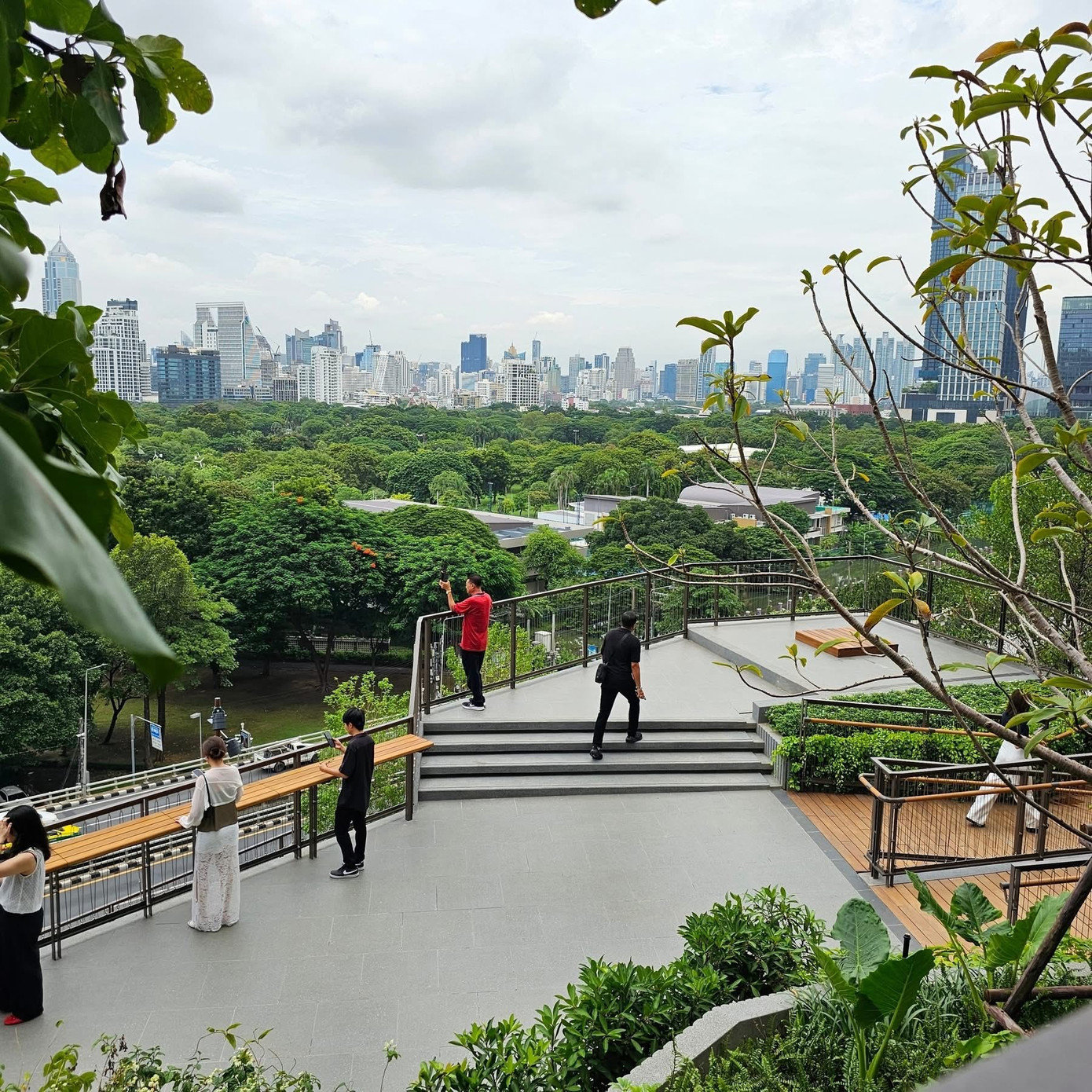 Không gian mua sắm hiện đại và thoáng đãng bên trong Central Park Bangkok.